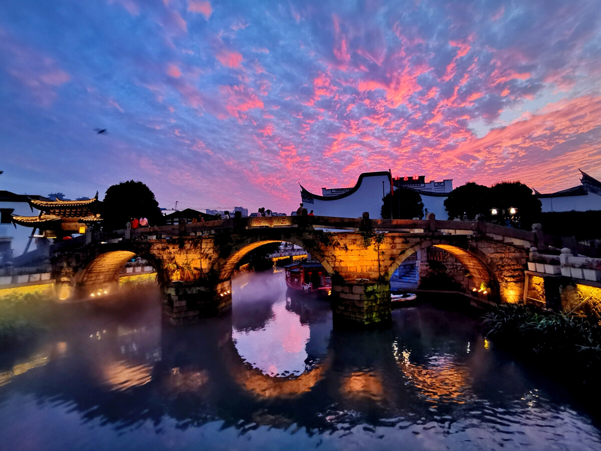 福州上下杭,是古閩都商業(yè)的埠口,曾經(jīng)的繁華,留給今天的歷史印記。 晚霞披在三通橋上,有一種自然與人文,古典與現(xiàn)代合拍的韻味。